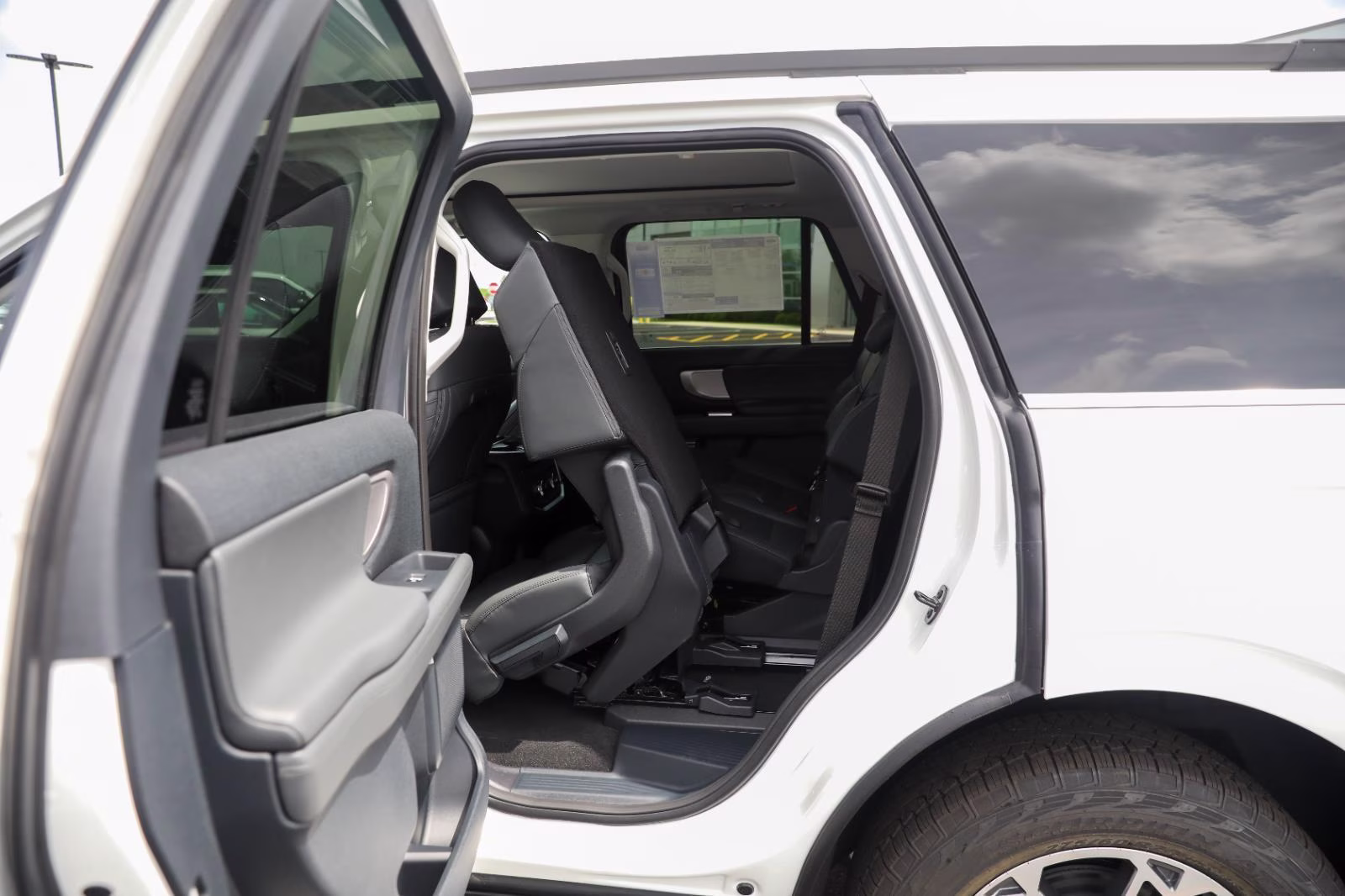 2026 Star White Metallic Tri-Coat Ford Expedition Active 4X4 SUV