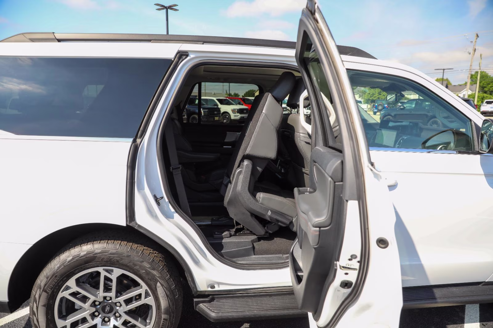 2025 Oxford White Ford Expedition Active 4X4 SUV