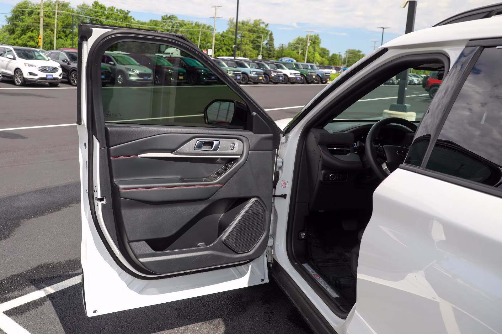 2025 Star White Metallic Tri-Coat Ford Explorer ST-Line 4X4 SUV