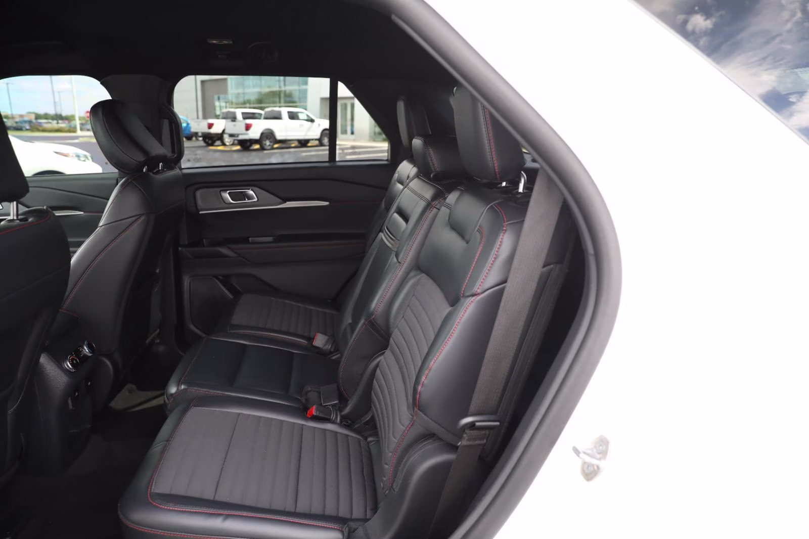 2025 Star White Metallic Tri-Coat Ford Explorer ST-Line 4X4 SUV
