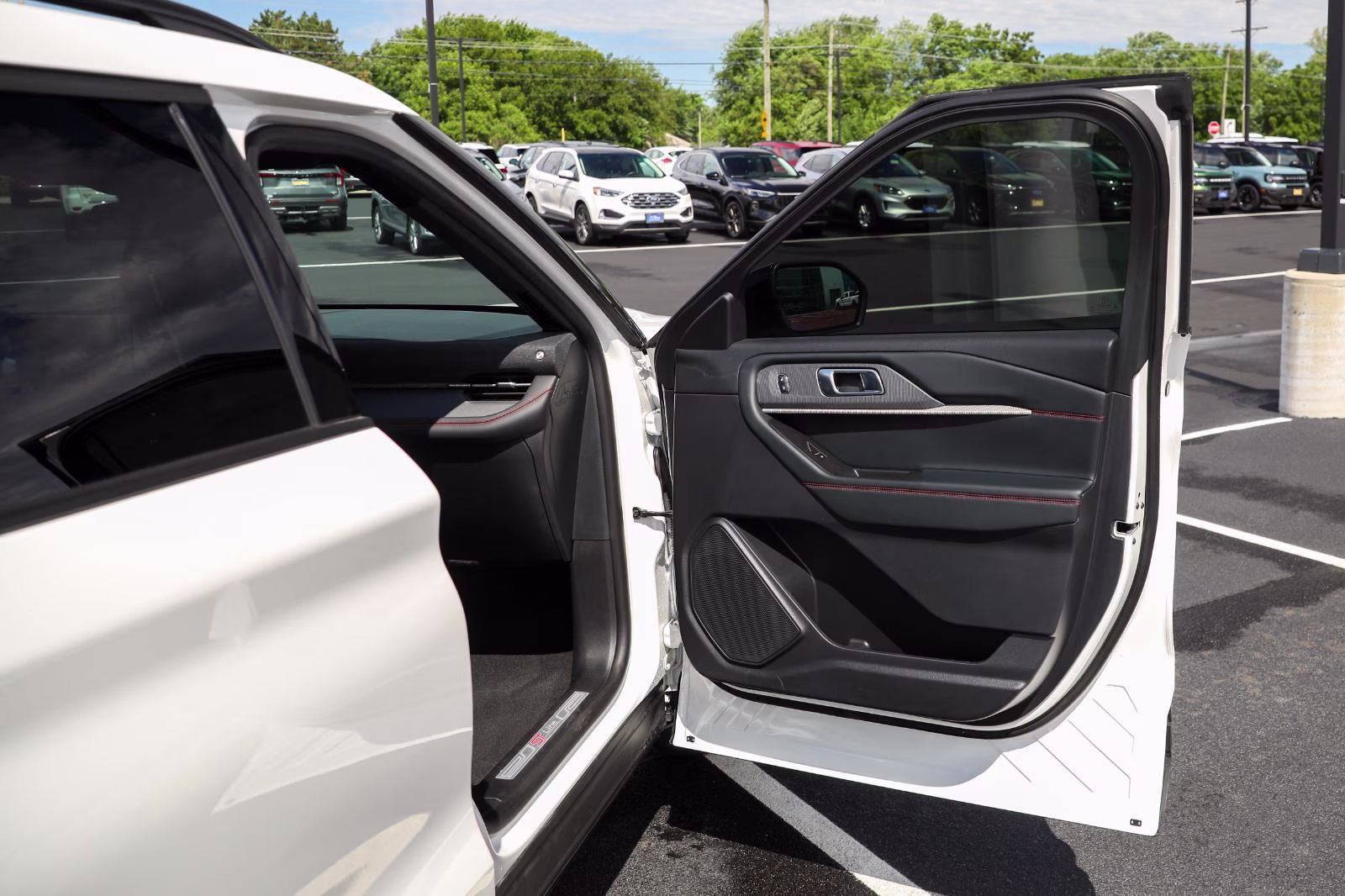 2025 Star White Metallic Tri-Coat Ford Explorer ST-Line 4X4 SUV