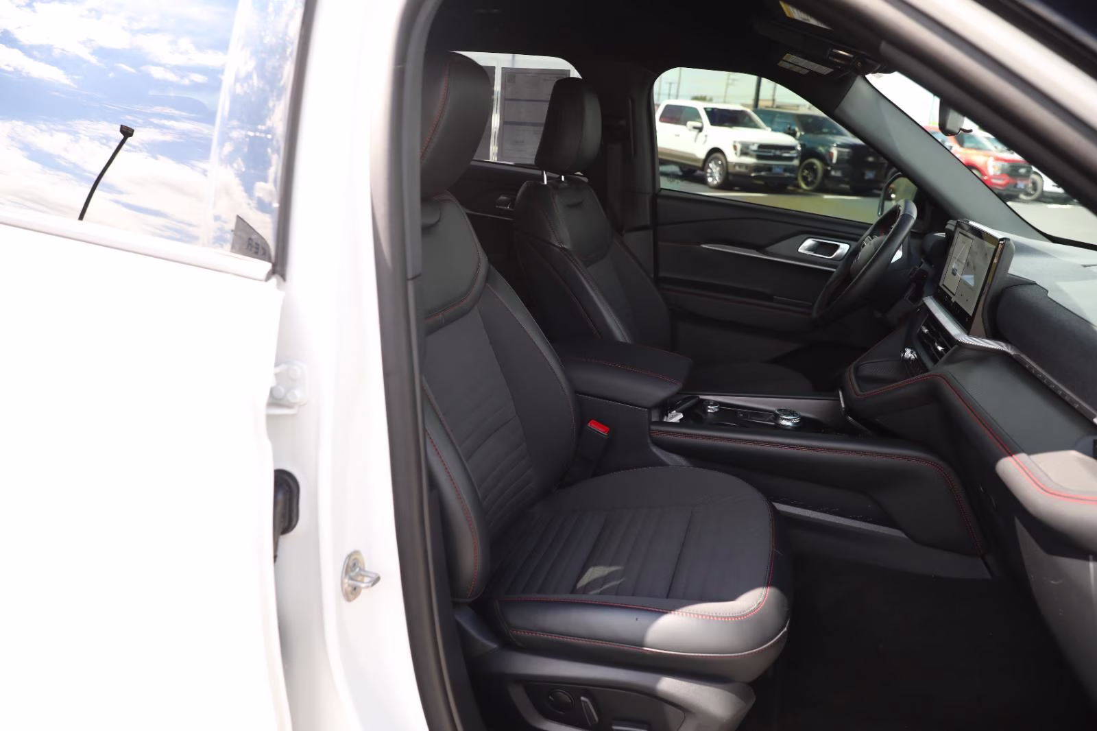 2025 Star White Metallic Tri-Coat Ford Explorer ST-Line 4X4 SUV