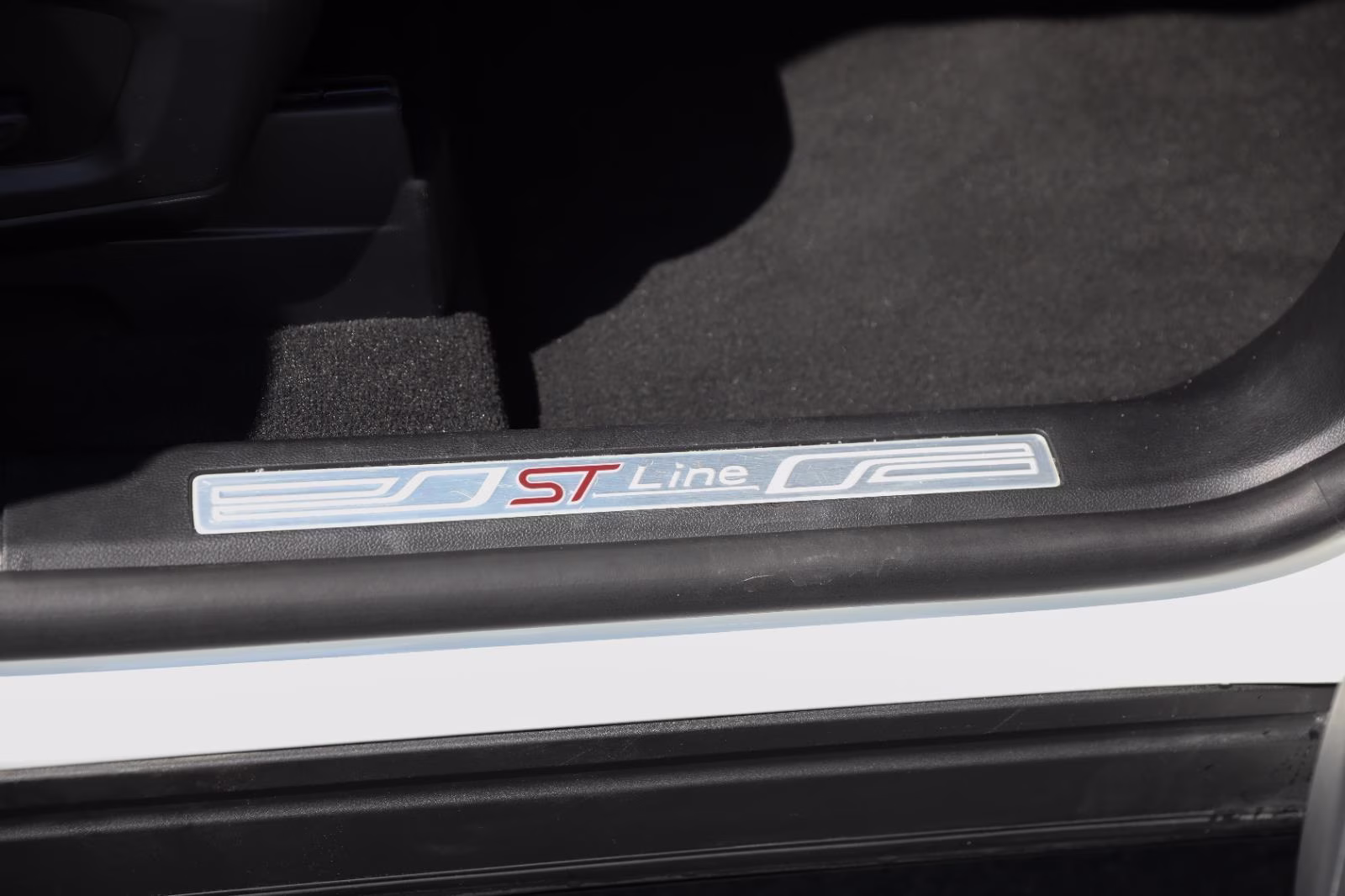2025 Star White Metallic Tri-Coat Ford Explorer ST-Line 4X4 SUV
