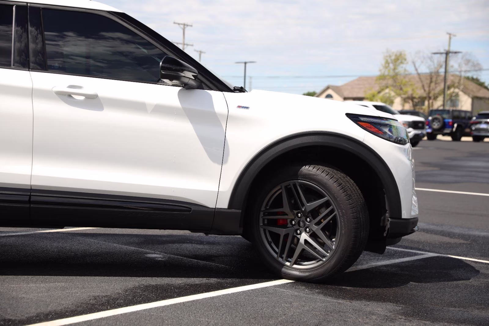 2025 Star White Metallic Tri-Coat Ford Explorer ST-Line 4X4 SUV