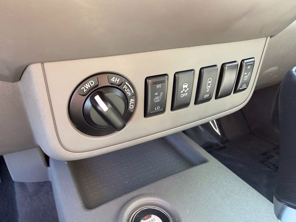 2021 Glacier White Nissan Frontier SV 4X4 Truck