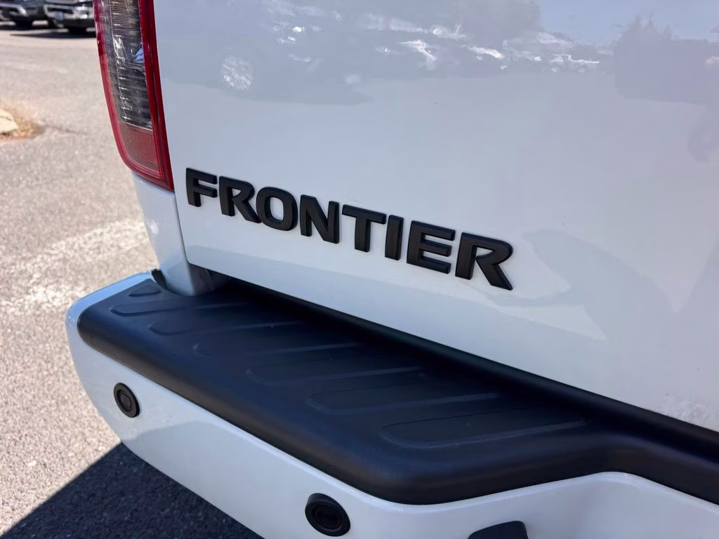 2021 Glacier White Nissan Frontier SV 4X4 Truck