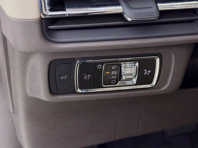 2023 Ceramic Pearl Metallic Tri-Coat Lincoln Corsair Reserve FWD SUV