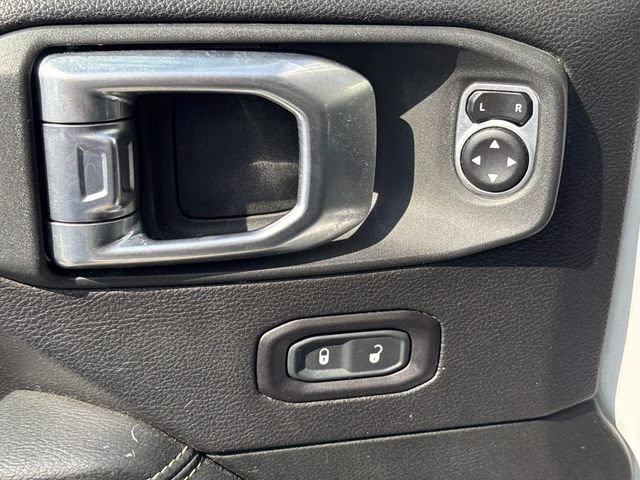 2019 Bright White Clearcoat Jeep Wrangler Unlimited Sahara 4X4 SUV