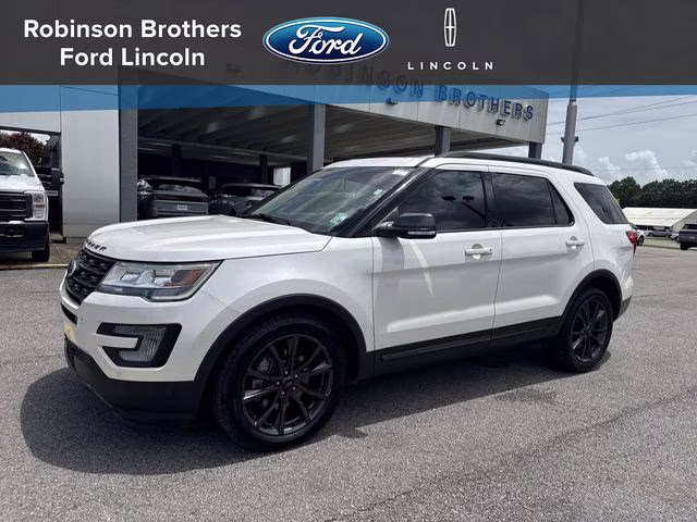 2017 White Platinum Clearcoat Metallic Ford Explorer XLT FWD SUV