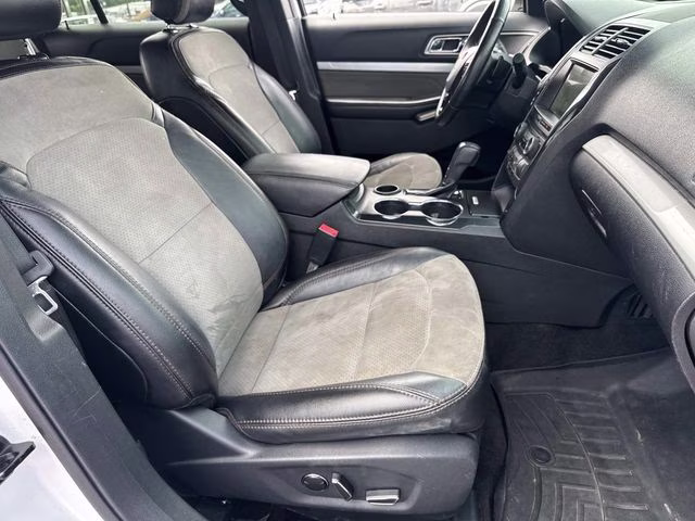 2017 White Platinum Clearcoat Metallic Ford Explorer XLT FWD SUV