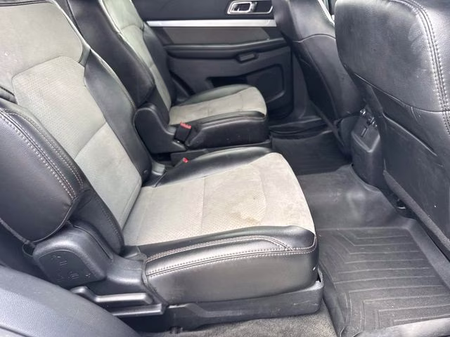 2017 White Platinum Clearcoat Metallic Ford Explorer XLT FWD SUV