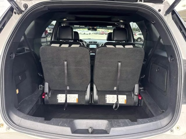 2017 White Platinum Clearcoat Metallic Ford Explorer XLT FWD SUV