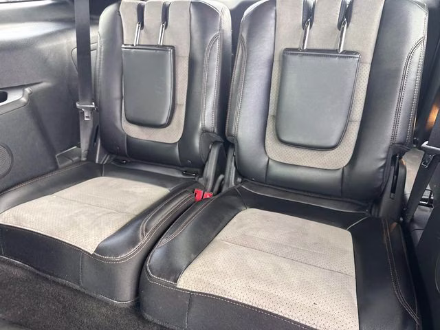 2017 White Platinum Clearcoat Metallic Ford Explorer XLT FWD SUV