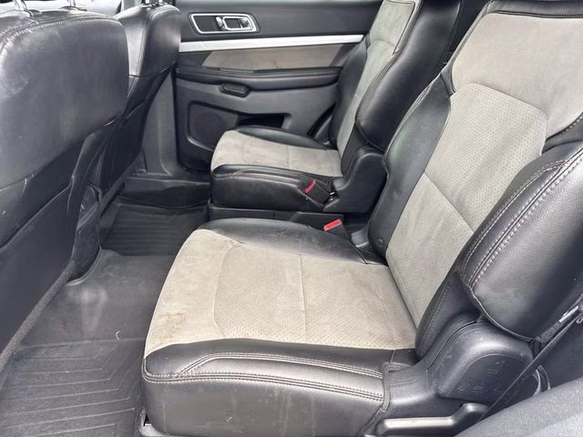 2017 White Platinum Clearcoat Metallic Ford Explorer XLT FWD SUV