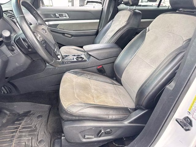 2017 White Platinum Clearcoat Metallic Ford Explorer XLT FWD SUV