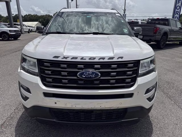 2017 White Platinum Clearcoat Metallic Ford Explorer XLT FWD SUV