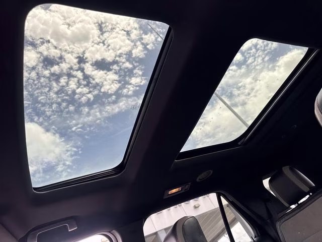 2017 White Platinum Clearcoat Metallic Ford Explorer XLT FWD SUV