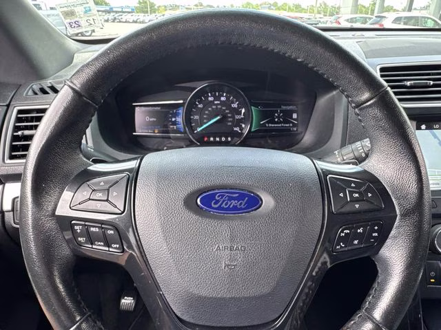 2017 White Platinum Clearcoat Metallic Ford Explorer XLT FWD SUV