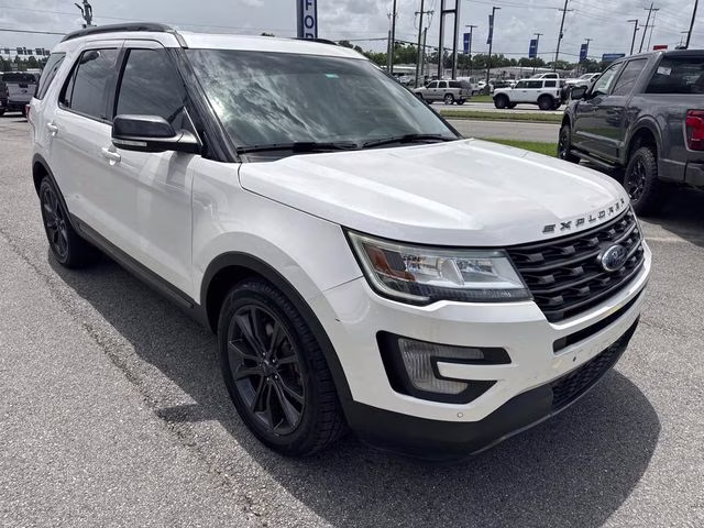 2017 White Platinum Clearcoat Metallic Ford Explorer XLT FWD SUV