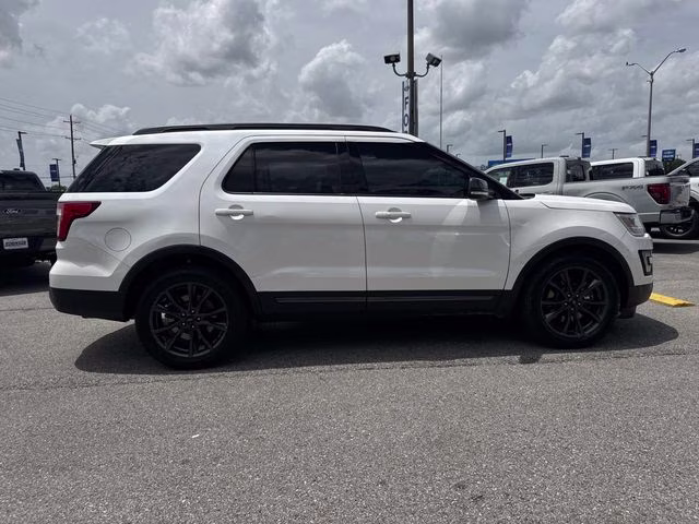2017 White Platinum Clearcoat Metallic Ford Explorer XLT FWD SUV