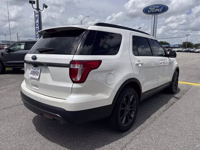 2017 White Platinum Clearcoat Metallic Ford Explorer XLT FWD SUV