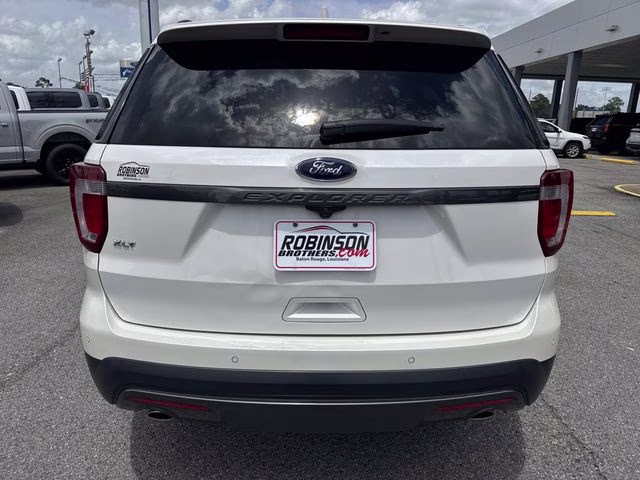 2017 White Platinum Clearcoat Metallic Ford Explorer XLT FWD SUV