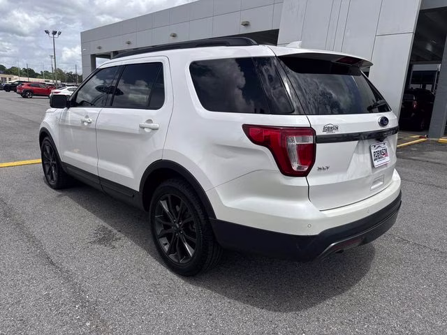2017 White Platinum Clearcoat Metallic Ford Explorer XLT FWD SUV