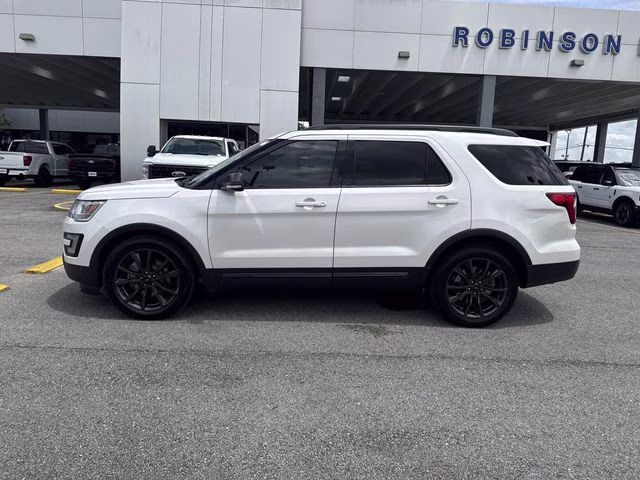 2017 White Platinum Clearcoat Metallic Ford Explorer XLT FWD SUV