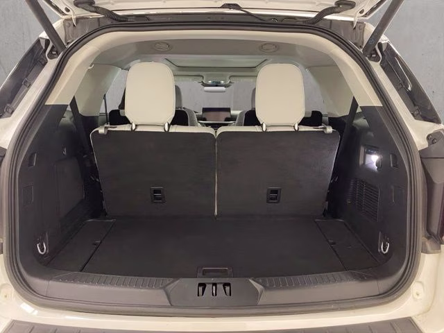 2025 White Metallic Ford Explorer Platinum 4X4 SUV