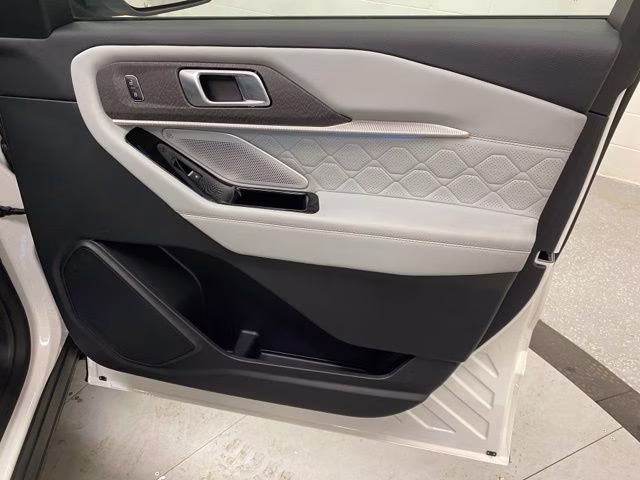 2025 White Metallic Ford Explorer Platinum 4X4 SUV