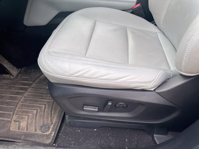 2025 White Metallic Ford Explorer Platinum 4X4 SUV