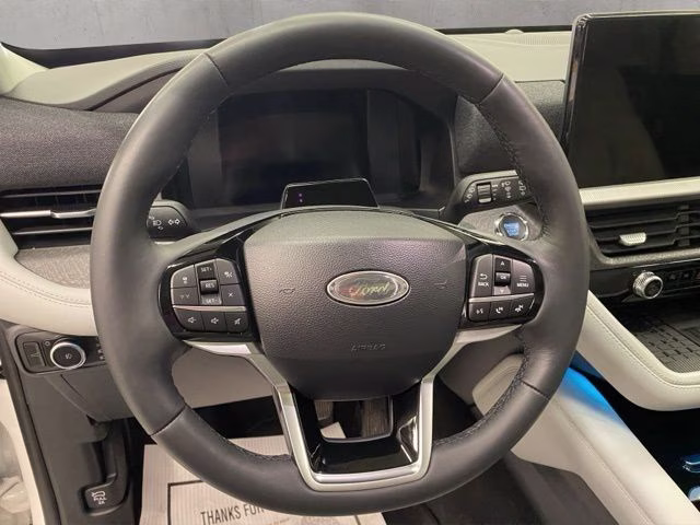 2025 White Metallic Ford Explorer Platinum 4X4 SUV