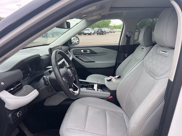 2025 White Metallic Ford Explorer Platinum 4X4 SUV