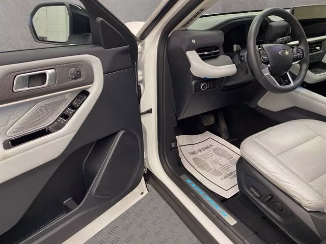 2025 White Metallic Ford Explorer Platinum 4X4 SUV