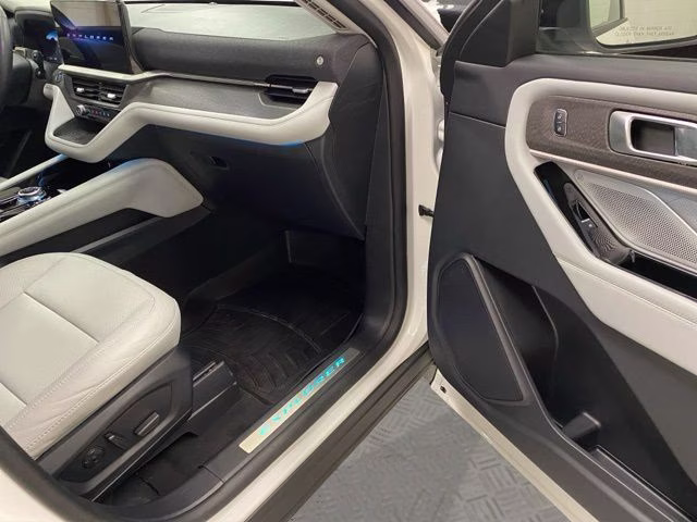 2025 White Metallic Ford Explorer Platinum 4X4 SUV