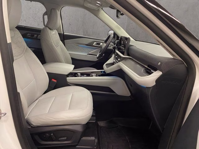 2025 White Metallic Ford Explorer Platinum 4X4 SUV