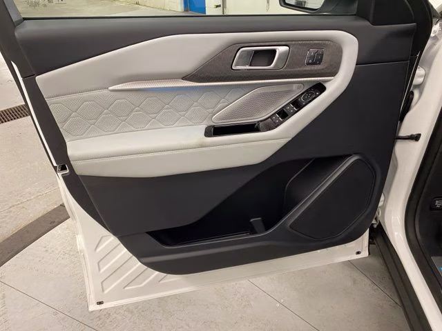 2025 White Metallic Ford Explorer Platinum 4X4 SUV