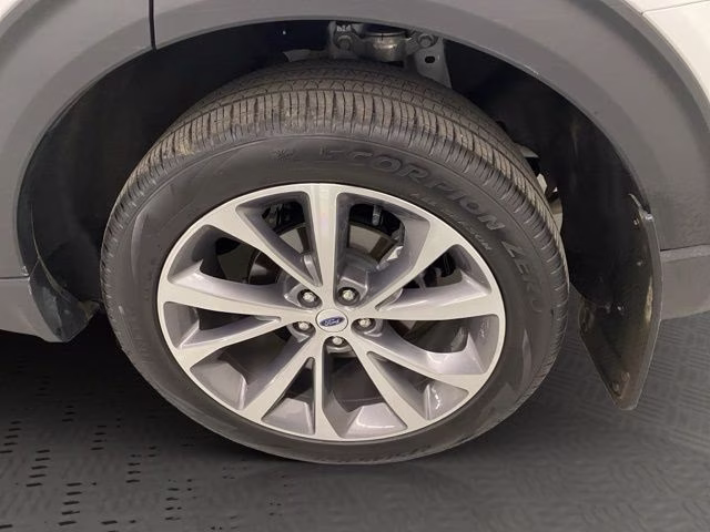 2025 White Metallic Ford Explorer Platinum 4X4 SUV