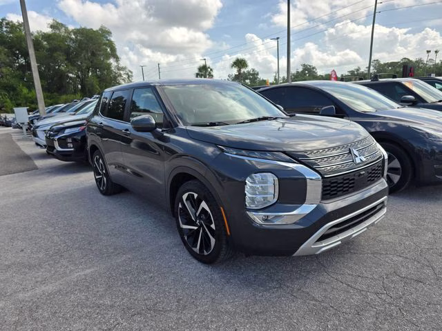 2024 Blue Mitsubishi Outlander SE FWD SUV
