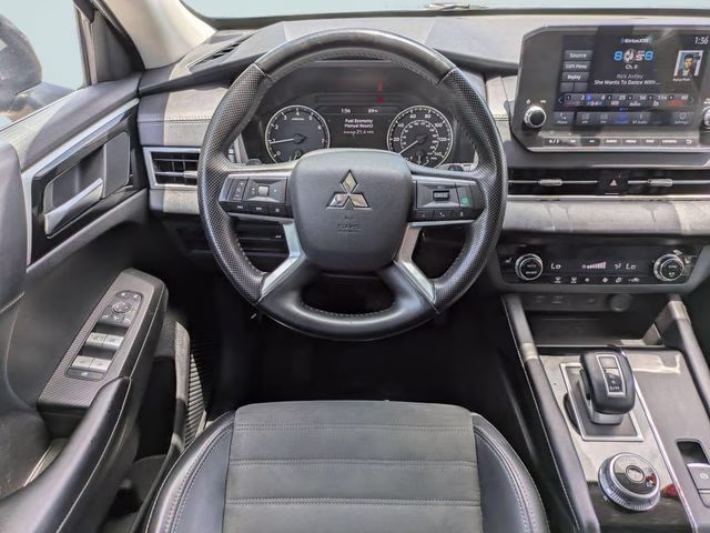 2024 Blue Mitsubishi Outlander SE FWD SUV