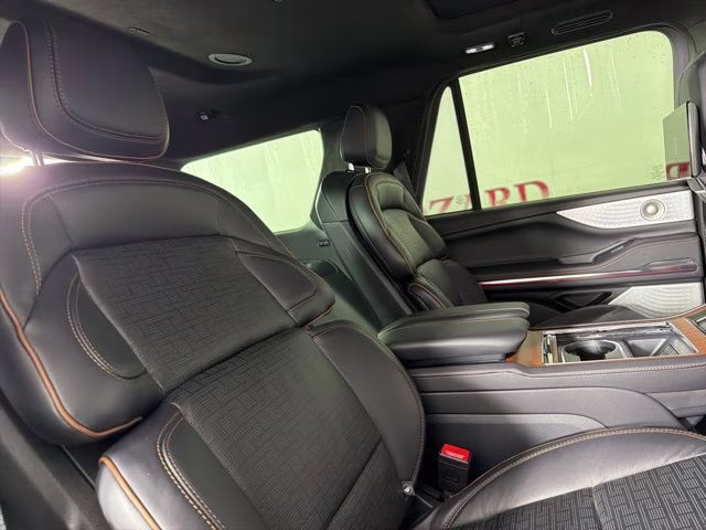 2025 White Metallic Lincoln Navigator Black Label 4X4 SUV