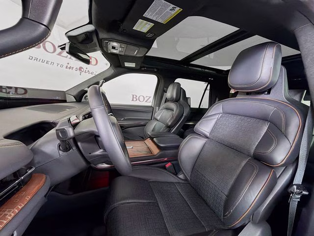 2025 Pristine White Metallic Tri-Coat Lincoln Navigator Black Label 4X4 SUV