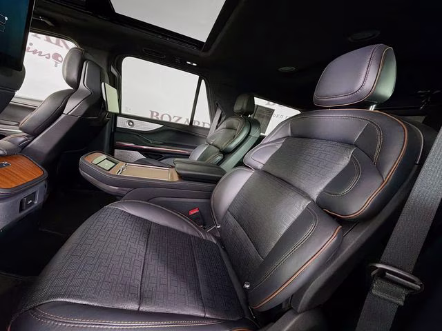 2025 Pristine White Metallic Tri-Coat Lincoln Navigator Black Label 4X4 SUV