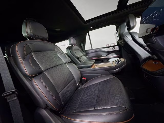 2025 Pristine White Metallic Tri-Coat Lincoln Navigator Black Label 4X4 SUV