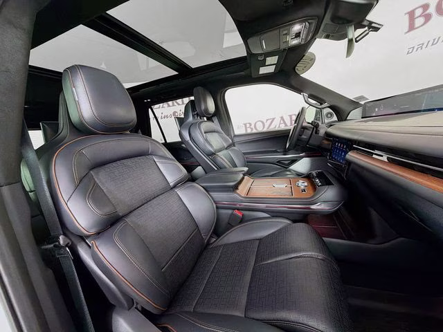 2025 Pristine White Metallic Tri-Coat Lincoln Navigator Black Label 4X4 SUV