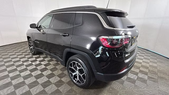 2024 Diamond Black Crystal Pearlcoat Jeep Compass Limited 4X4 SUV