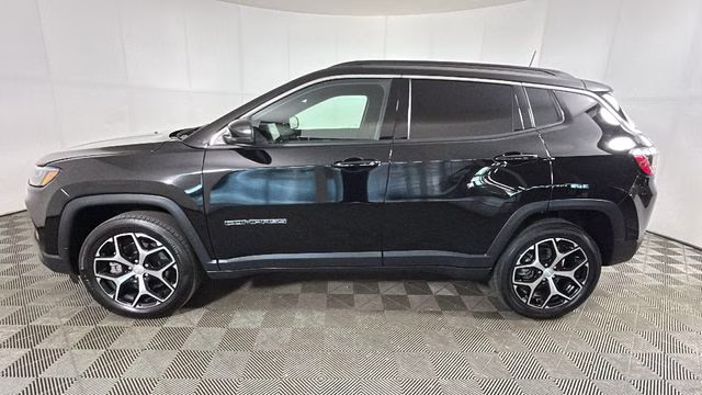 2024 Diamond Black Crystal Pearlcoat Jeep Compass Limited 4X4 SUV