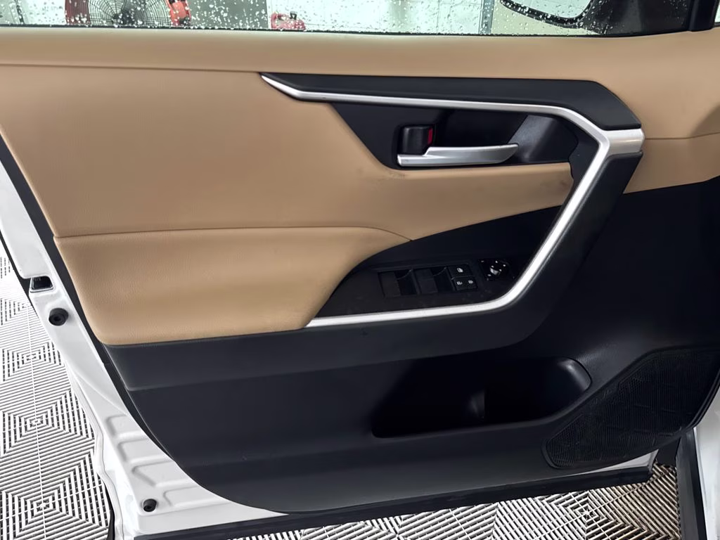 2020 Super White Toyota RAV4 XLE FWD SUV
