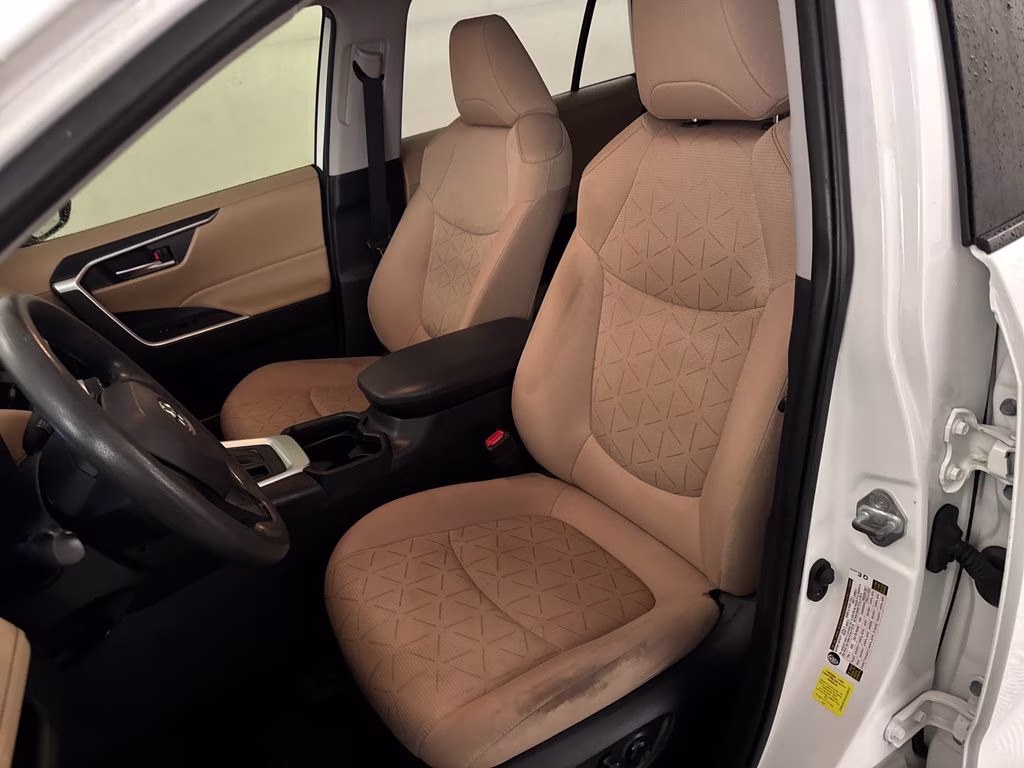 2020 Super White Toyota RAV4 XLE FWD SUV