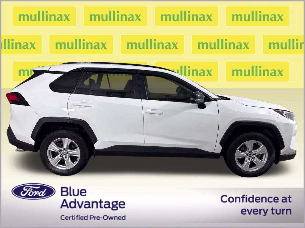 2020 Super White Toyota RAV4 XLE FWD SUV